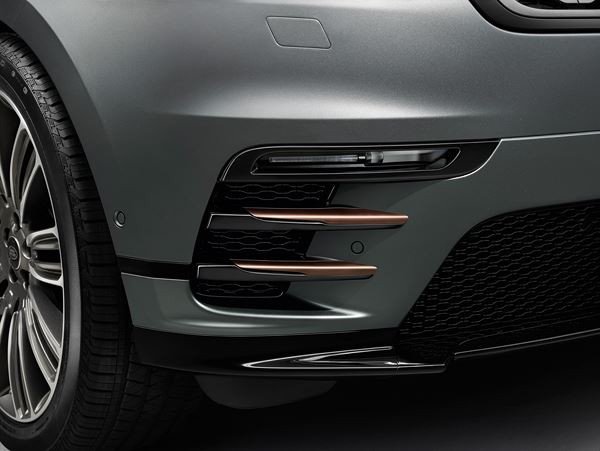 Le Range Rover Velar affiche un design puissant avec une partie arrière fuselée