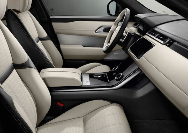 Le Range Rover Velar affiche un design puissant avec une partie arrière fuselée