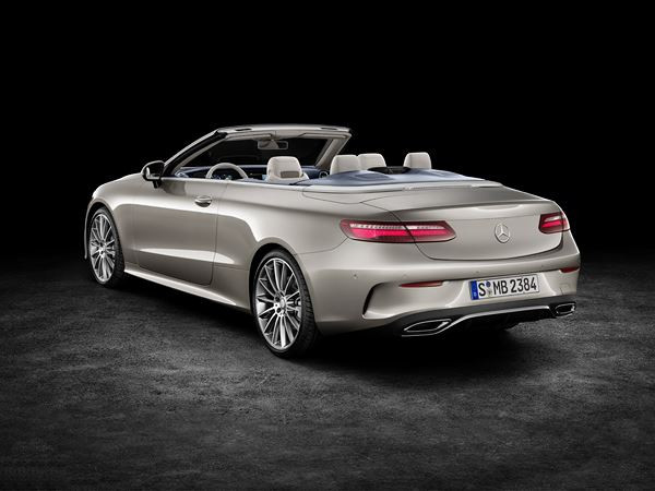 La Mercedes Classe E Cabriolet perpétue la tradition de la capote en tissu