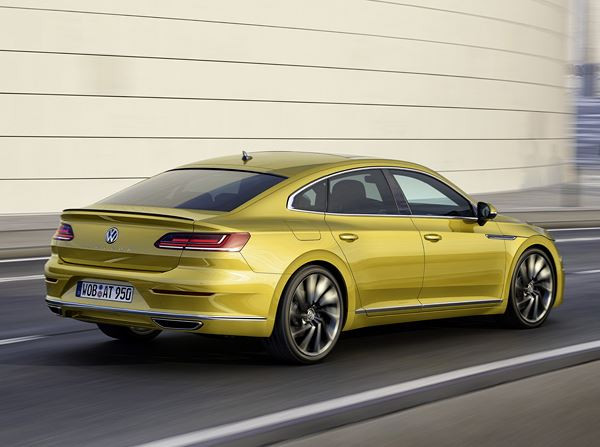 La berline Grand Tourisme Volkswagen Arteon affiche une ligne de toit étirée