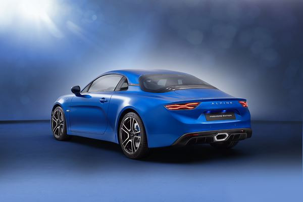 Le coupé deux places à moteur central arrière Alpine A110 reprend la piste