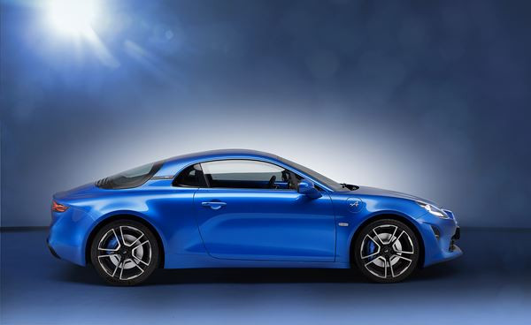 Le coupé deux places à moteur central arrière Alpine A110 reprend la piste