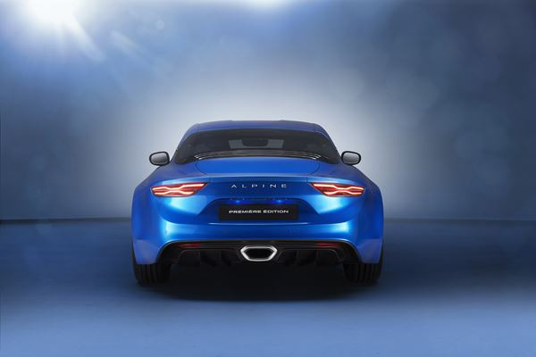 Le coupé deux places à moteur central arrière Alpine A110 reprend la piste