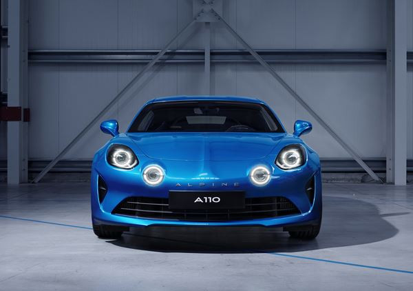 Le coupé deux places à moteur central arrière Alpine A110 reprend la piste