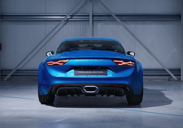 Le coupé deux places à moteur central arrière Alpine A110 reprend la piste