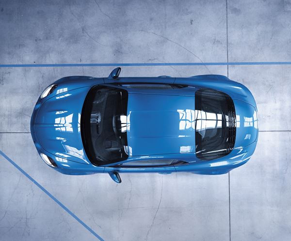 Le coupé deux places à moteur central arrière Alpine A110 reprend la piste
