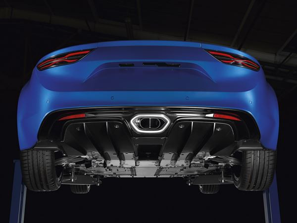 Le coupé deux places à moteur central arrière Alpine A110 reprend la piste