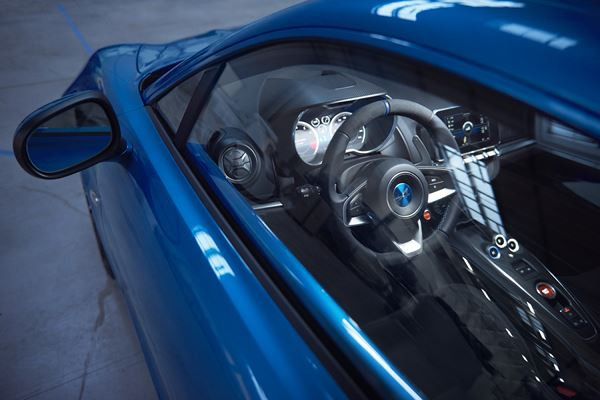 Le coupé deux places à moteur central arrière Alpine A110 reprend la piste
