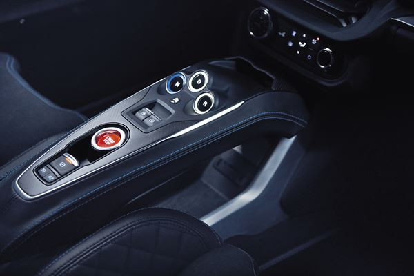 Le coupé deux places à moteur central arrière Alpine A110 reprend la piste