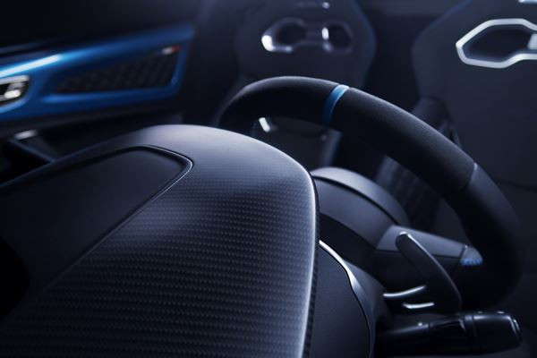 Le coupé deux places à moteur central arrière Alpine A110 reprend la piste