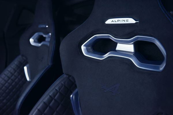 Le coupé deux places à moteur central arrière Alpine A110 reprend la piste