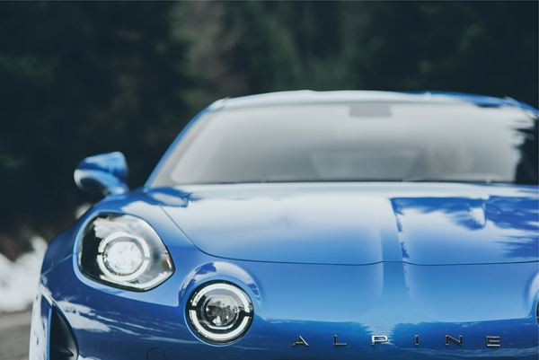 Le coupé deux places à moteur central arrière Alpine A110 reprend la piste