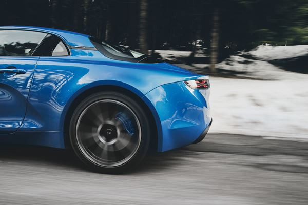 Le coupé deux places à moteur central arrière Alpine A110 reprend la piste