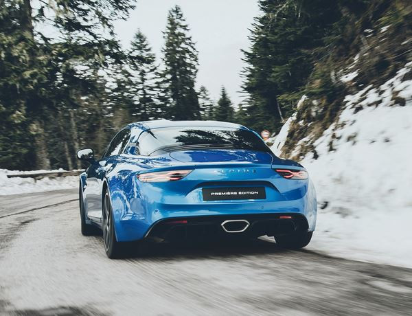 Le coupé deux places à moteur central arrière Alpine A110 reprend la piste