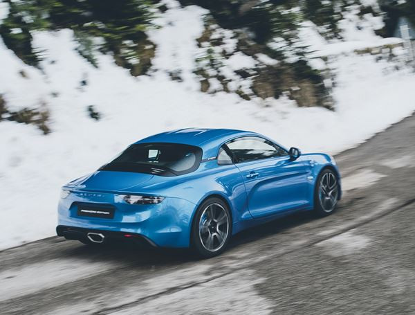 Le coupé deux places à moteur central arrière Alpine A110 reprend la piste