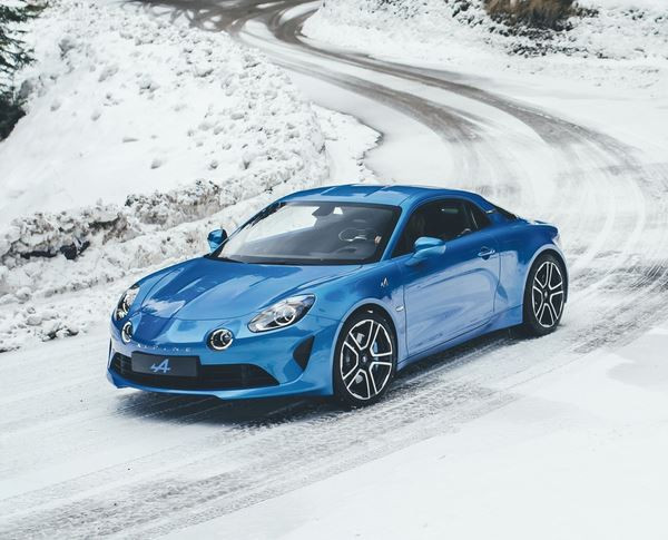 Le coupé deux places à moteur central arrière Alpine A110 reprend la piste