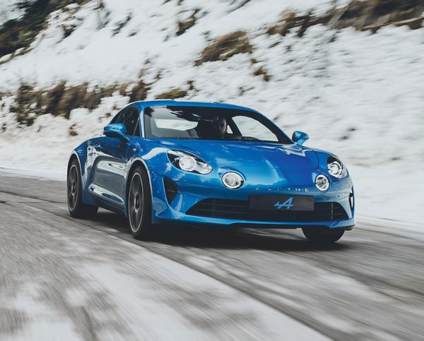 Le coupé deux places à moteur central arrière Alpine A110 reprend la piste