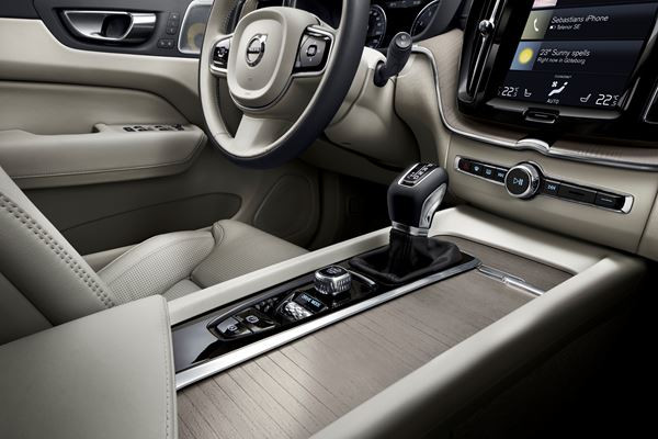 Le SUV premium Volvo XC60 arbore des lignes athlétiques sculptées