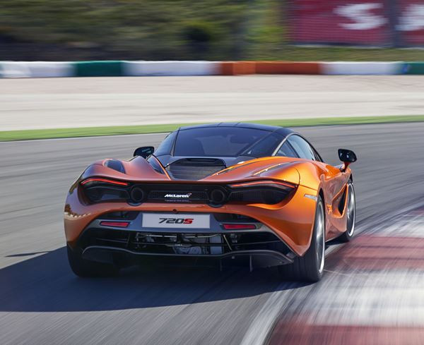 La supercar McLaren 720S embarque un moteur V8 4 litres biturbo de 720 ch