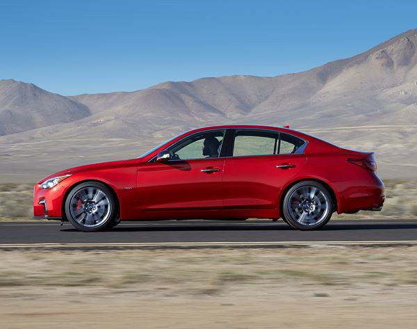 La berline sportive Infiniti Q50 s'offre un design intérieur et extérieur actualisé