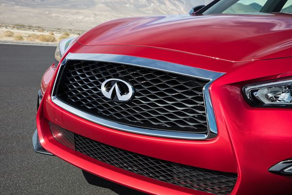 La berline sportive Infiniti Q50 s'offre un design intérieur et extérieur actualisé