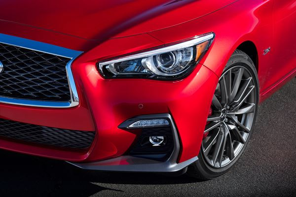 La berline sportive Infiniti Q50 s'offre un design intérieur et extérieur actualisé