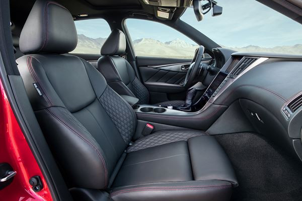 La berline sportive Infiniti Q50 s'offre un design intérieur et extérieur actualisé