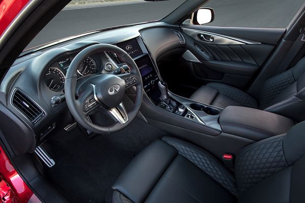 La berline sportive Infiniti Q50 s'offre un design intérieur et extérieur actualisé