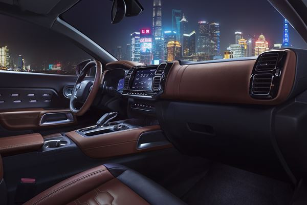 Le SUV Citroën C5 Aircross affiche des volumes fluides et musclés
