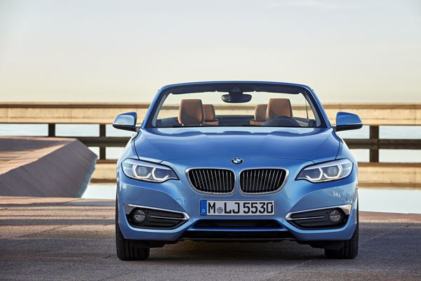 La BMW Série 2 Cabriolet s'offre un nouveau visage avec des phares à LEDs