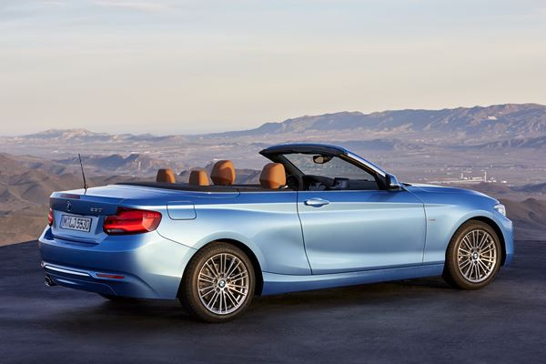 La BMW Série 2 Cabriolet s'offre un nouveau visage avec des phares à LEDs