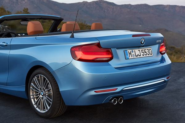 La BMW Série 2 Cabriolet s'offre un nouveau visage avec des phares à LEDs