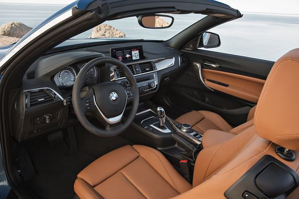 La BMW Série 2 Cabriolet s'offre un nouveau visage avec des phares à LEDs