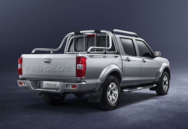 Le Peugeot Pick Up à double cabine revendique fiabilité et endurance