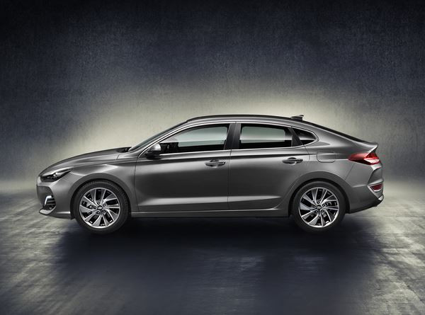 La Hyundai i30 Fastback se singularise par une ligne de toit plongeante