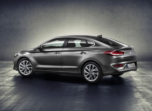 La Hyundai i30 Fastback se singularise par une ligne de toit plongeante