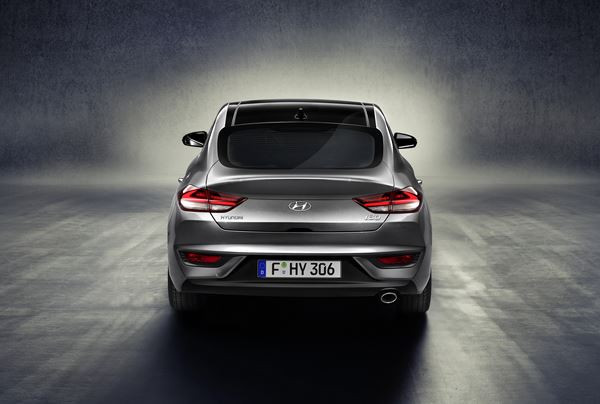 La Hyundai i30 Fastback se singularise par une ligne de toit plongeante