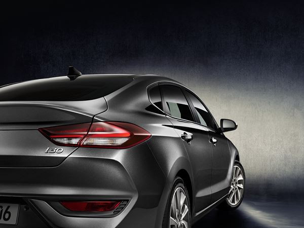 La Hyundai i30 Fastback se singularise par une ligne de toit plongeante