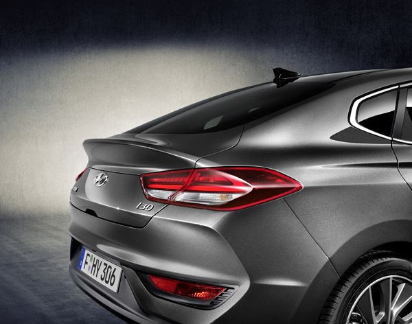 La Hyundai i30 Fastback se singularise par une ligne de toit plongeante