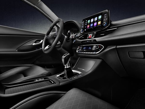 La Hyundai i30 Fastback se singularise par une ligne de toit plongeante