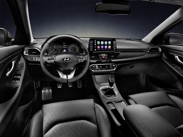 La Hyundai i30 Fastback se singularise par une ligne de toit plongeante