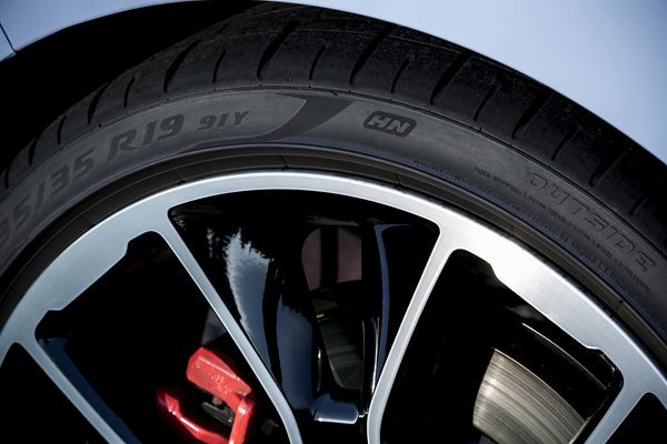 La Hyundai i30 N haute performance adore les virages serrés