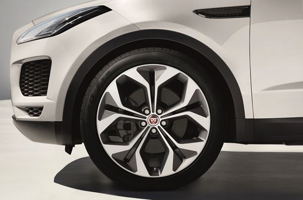 Le SUV compact Jaguar E-Pace affiche des proportions musclées