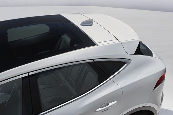 Le SUV compact Jaguar E-Pace affiche des proportions musclées