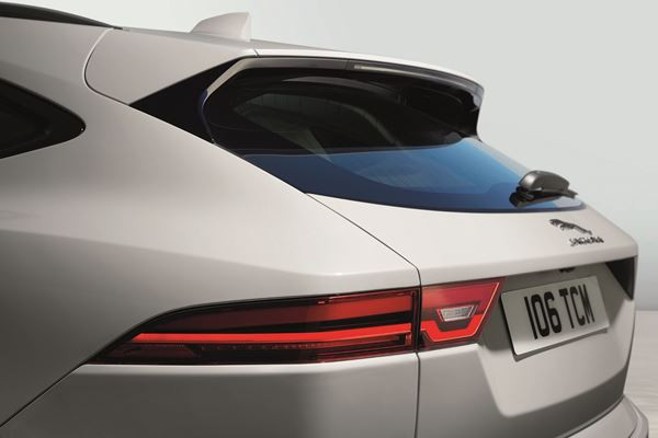 Le SUV compact Jaguar E-Pace affiche des proportions musclées