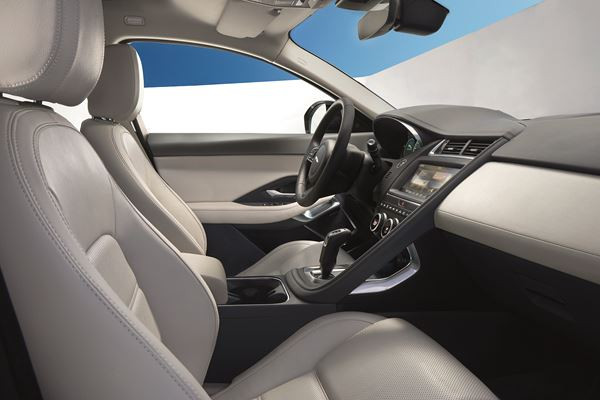 Le SUV compact Jaguar E-Pace affiche des proportions musclées