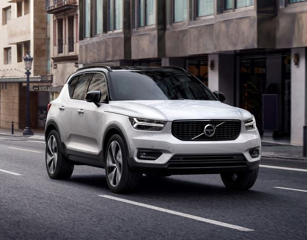 Le SUV compact Volvo XC40 embarque une panoplie complète d'aide à la conduite