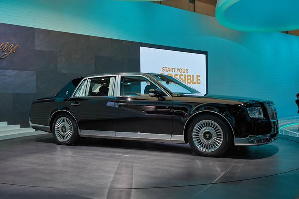 La grande limousine Toyota Century embarque une motorisation V8 hybride