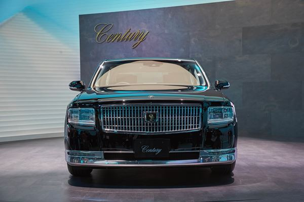 La grande limousine Toyota Century embarque une motorisation V8 hybride