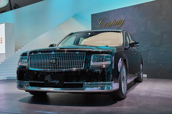 La grande limousine Toyota Century embarque une motorisation V8 hybride